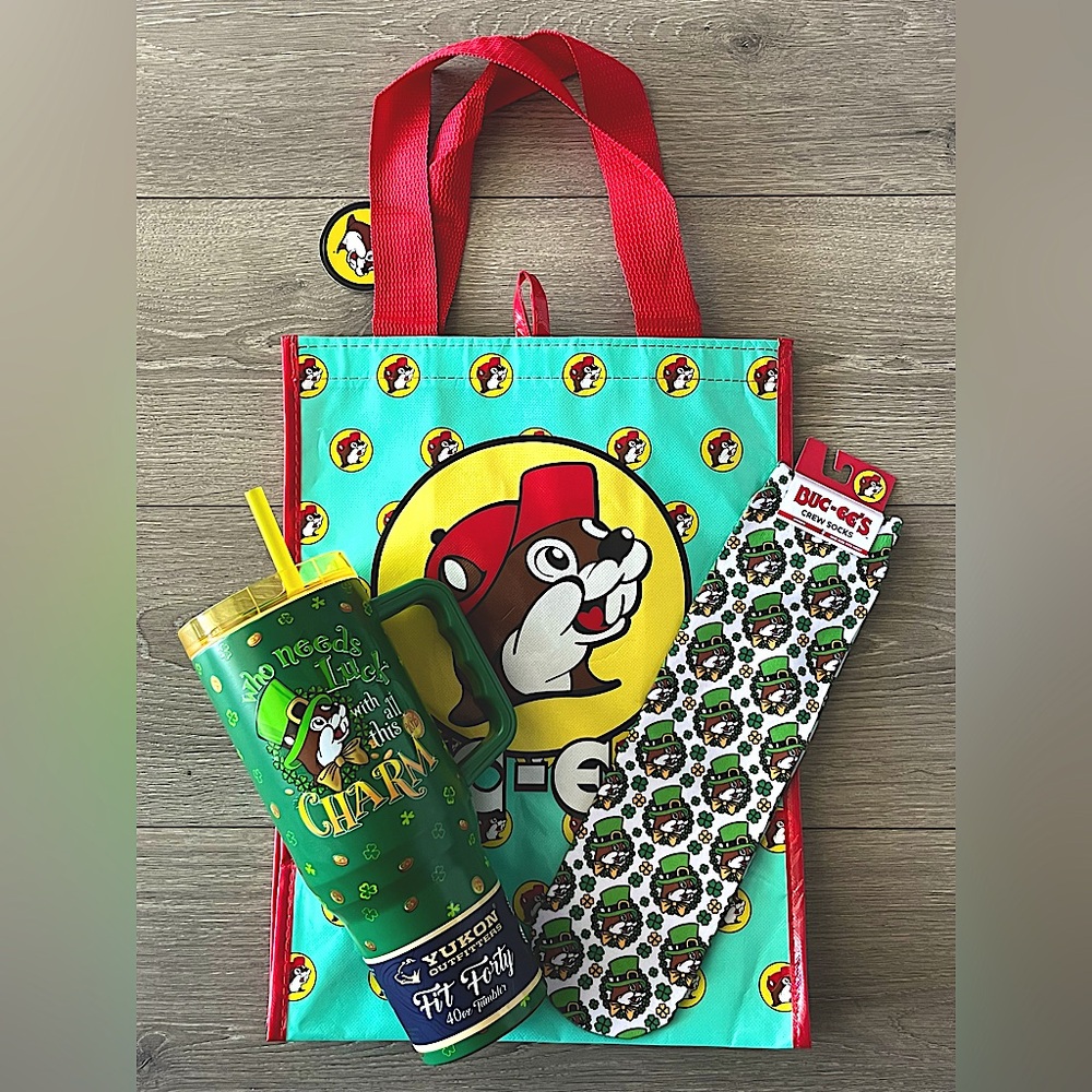 NWT Buc-ee’s St Patrick’s Day Bundle. 40 oz Tumbler, Socks and Shopping Tote